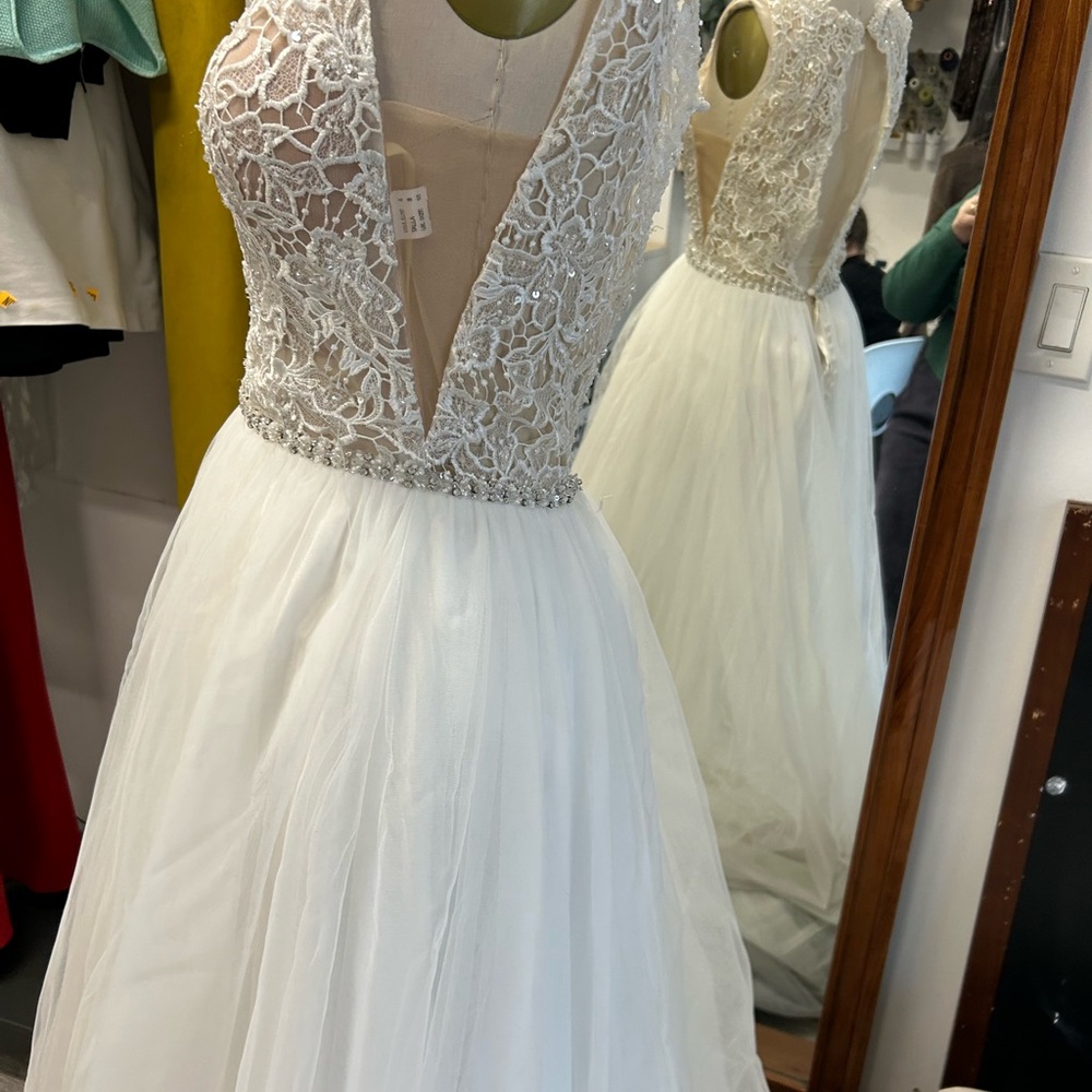 Elegant White Lace Wedding Dress